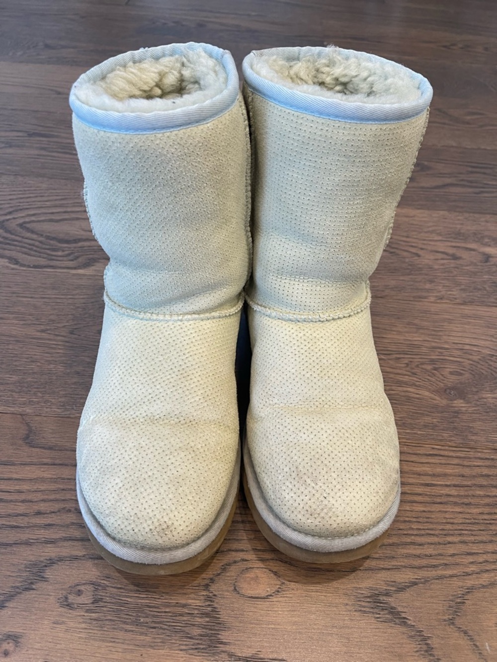 Uggs Mint Perforated sz 7 US